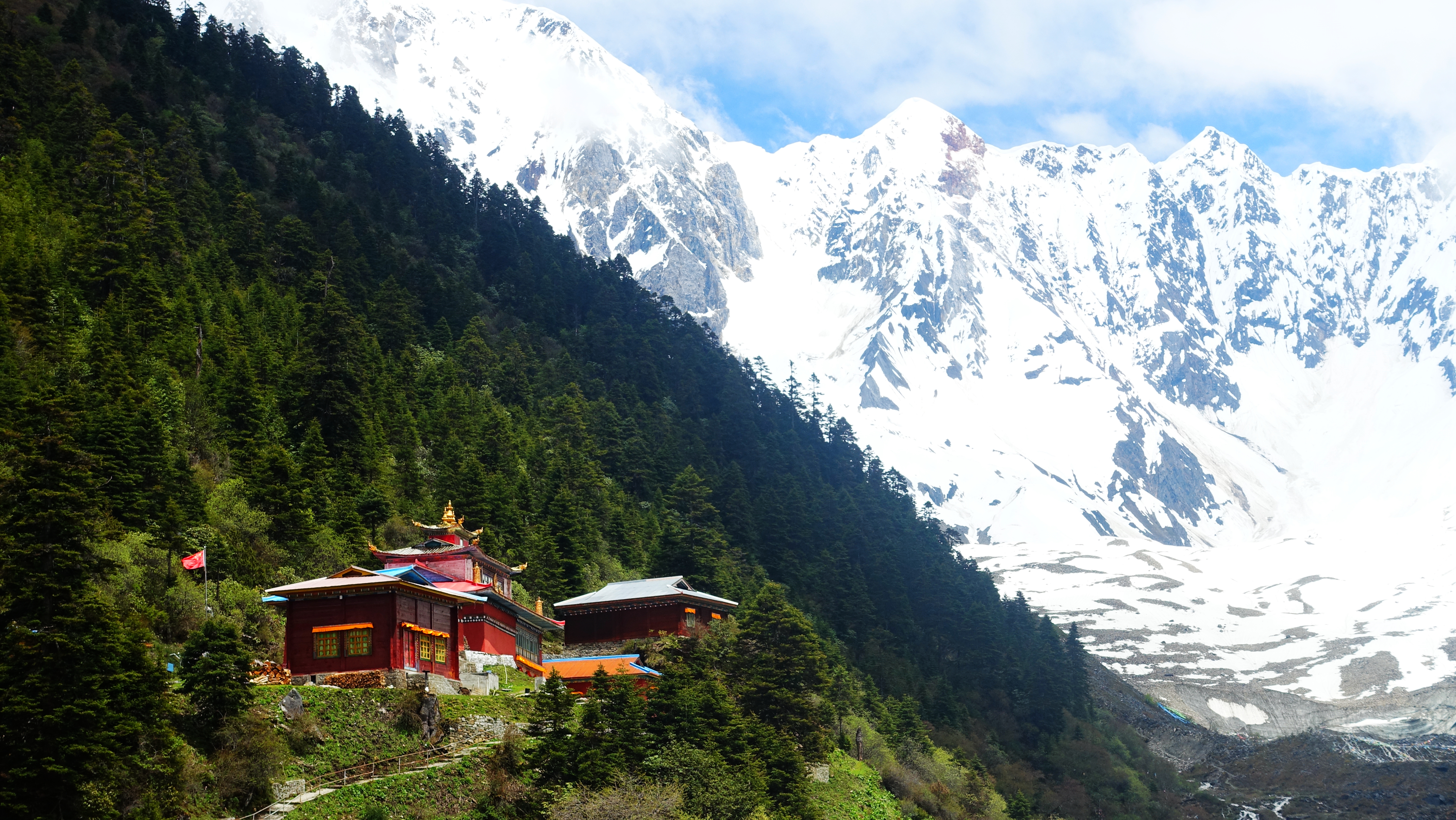雪山下的嘎隆寺