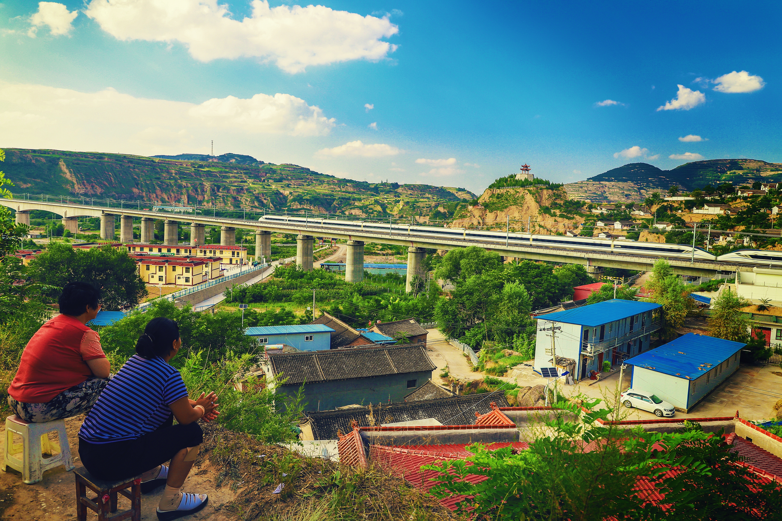 2018年7月26日下午,甘肃天水市麦积区渭南镇渭红村二位农家妇女坐在崖