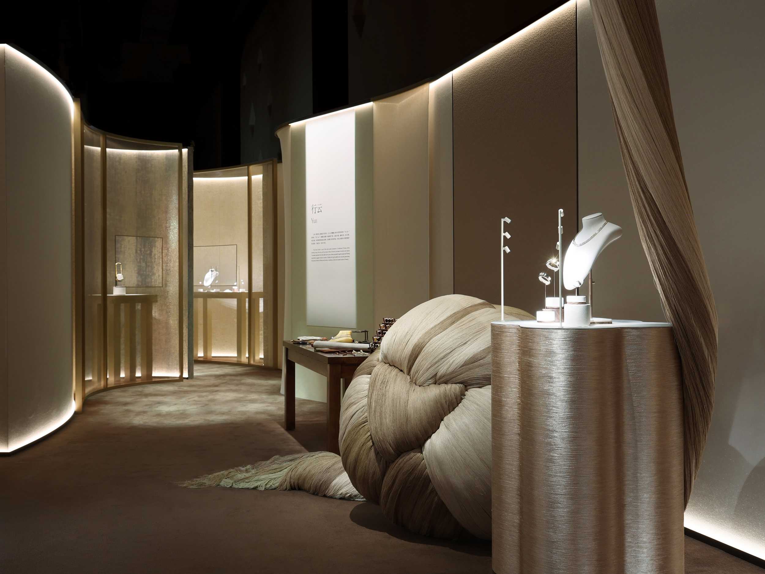 霓裳化艺,至臻礼呈 周大福「东方霓裳Chinese Couture」高级珠宝展启幕
