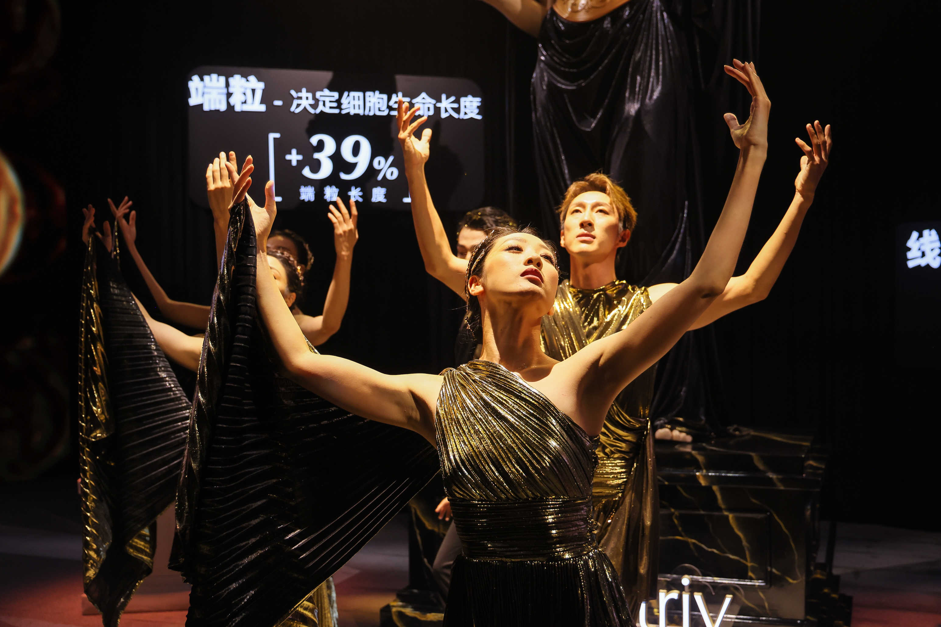 雅诗兰黛白金黑神话艺术展盛大启幕 艺术解码肌肤长寿科学 携全新愈龄力作 共启愈龄神话新章