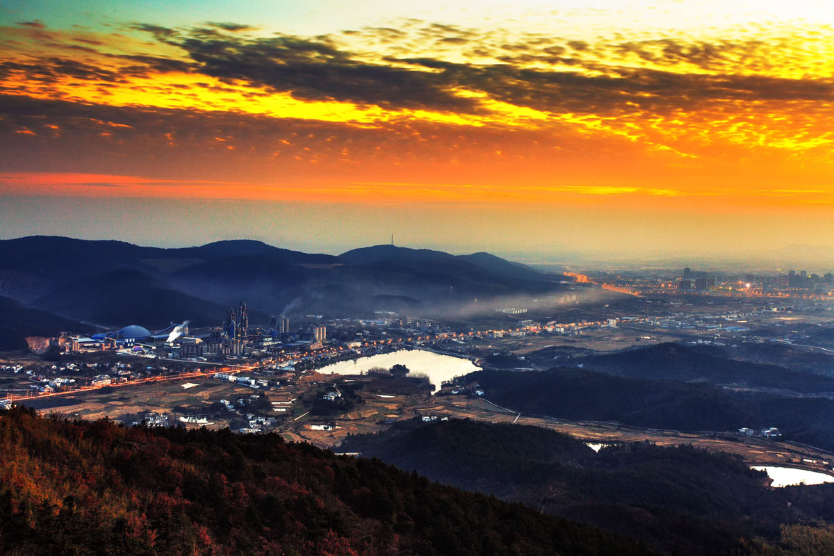 李红兵15156577706《潜川秀色》2015年1月1日,在庐江县冶父山上面远眺