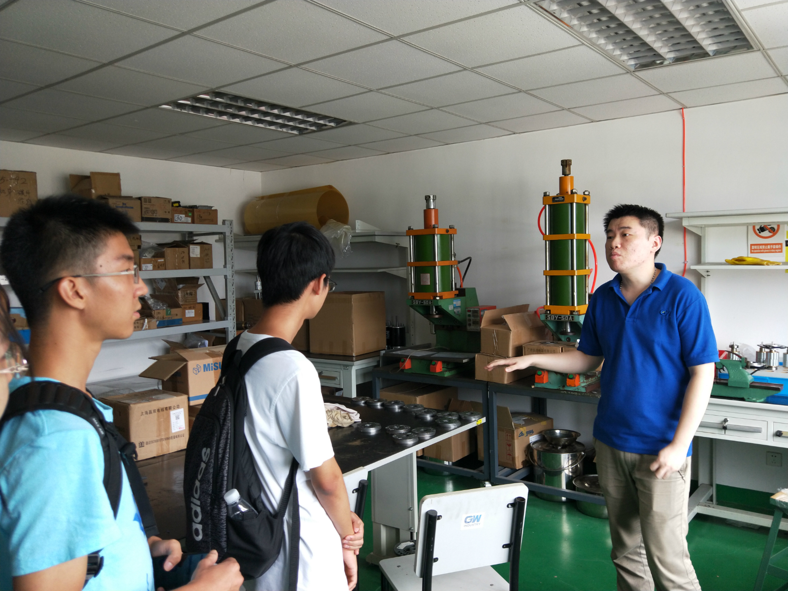 践行践远最强队 金陵电机公司车间 参观工厂车间.jpg