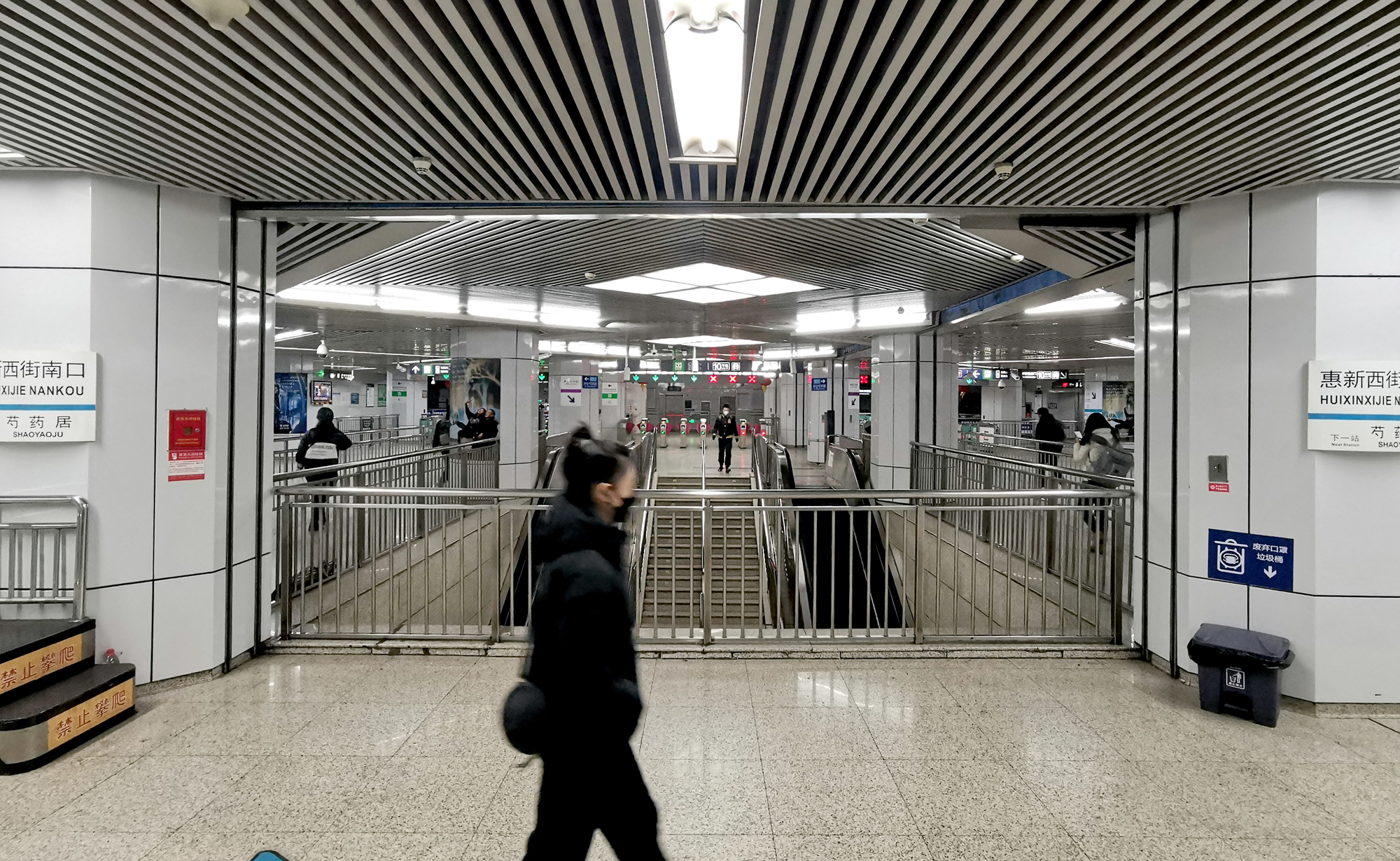 3《惠新西街南口》2020年2月7日,疫情下的北京地铁5号线惠新西街南口