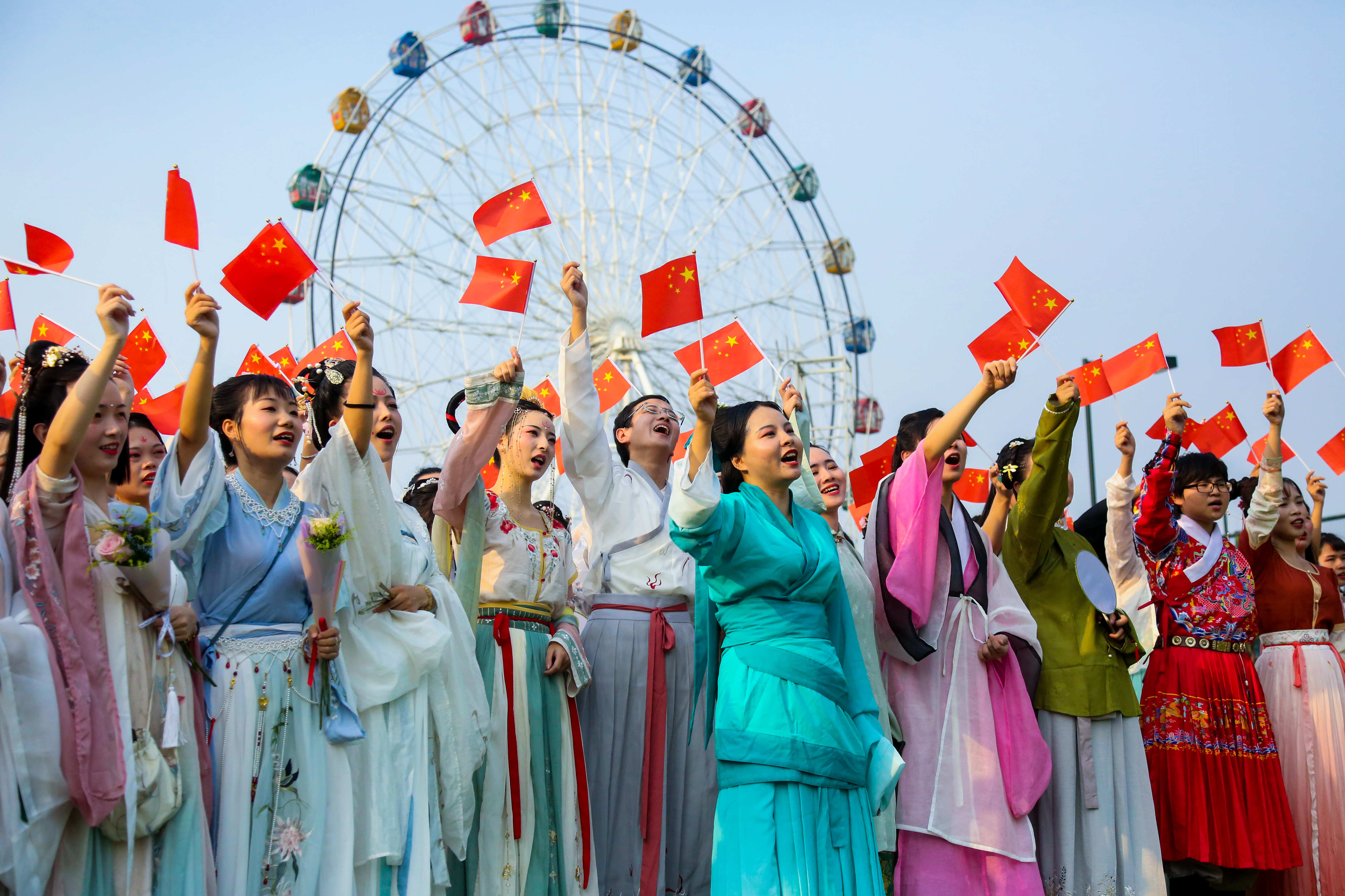《国庆日》组图4-1+缪华+2019年10月1日+深圳龙华区+身着唐汉服装的年轻人手拿红旗在国庆日洋溢着浓厚的节庆氛围+13510105092.jpg