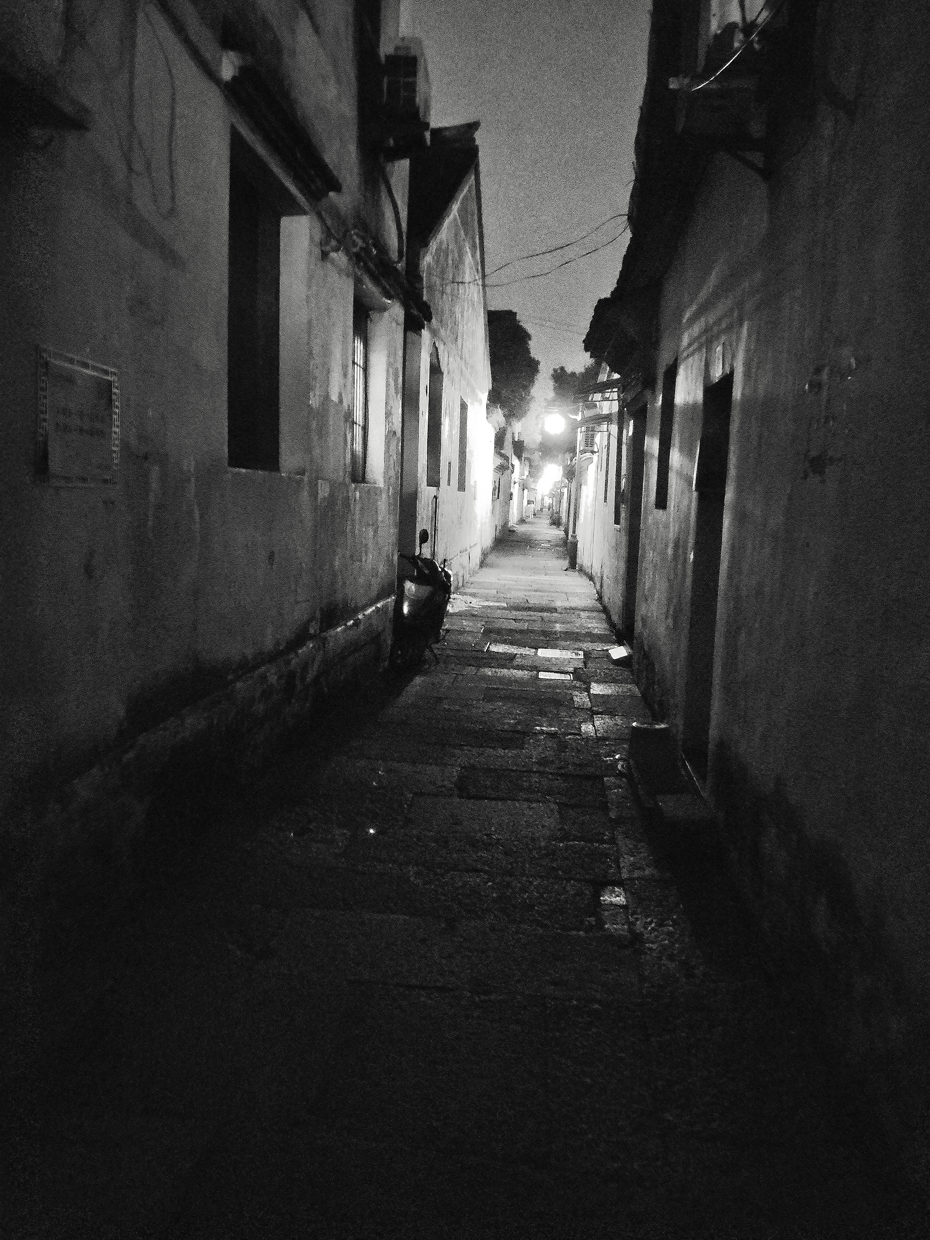 充满青苔的古白墙,仿佛在诉说另外一种宁静.