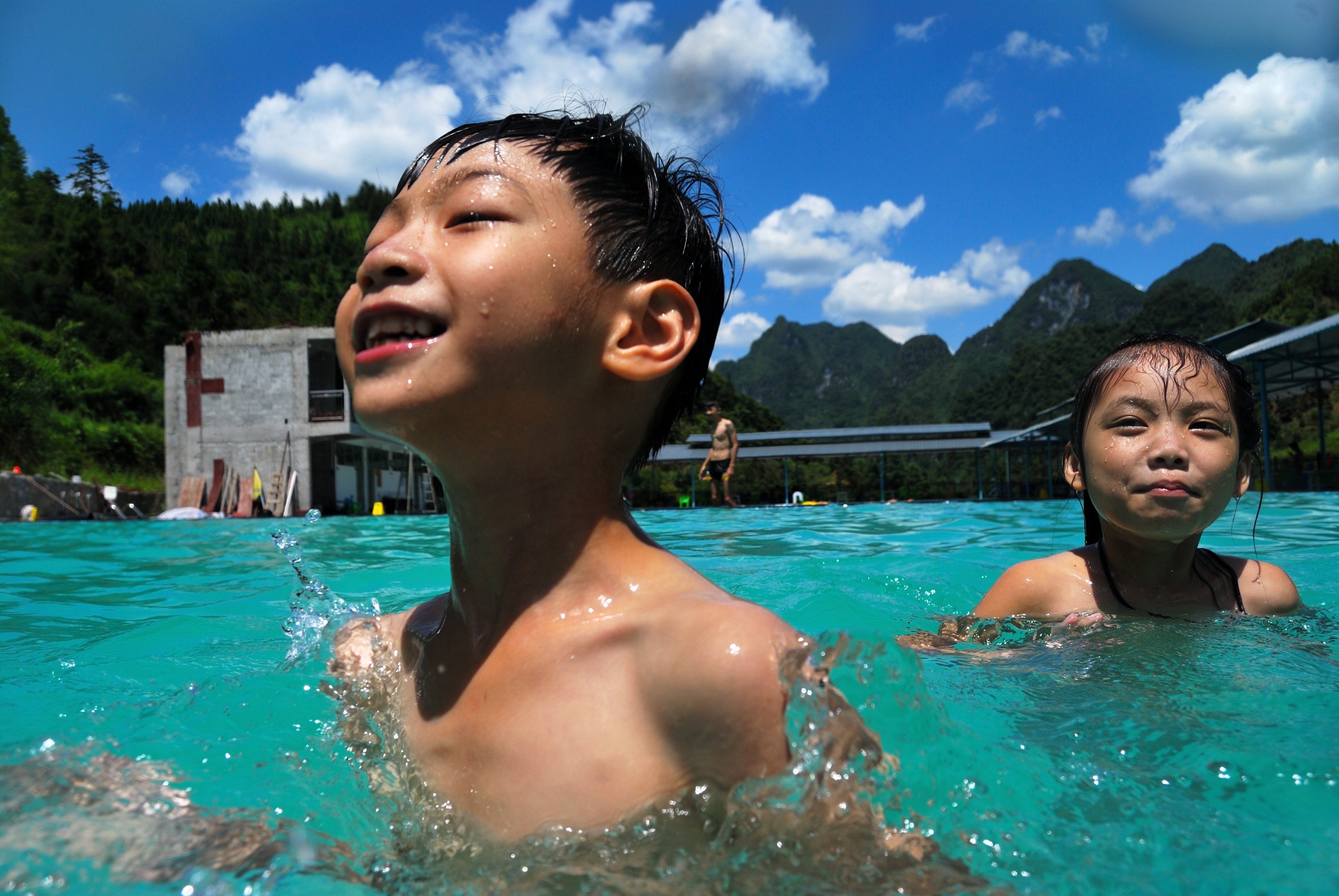 广西凤山县掀起发展乡村游泳池的高潮,为广大农村孩子提供一个安全