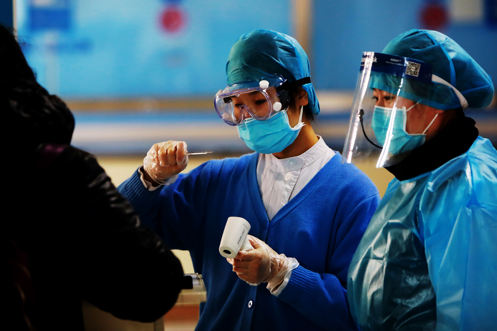 工作人员对于电子体温计测温异常者再次进行水银体温计复测体温,精准