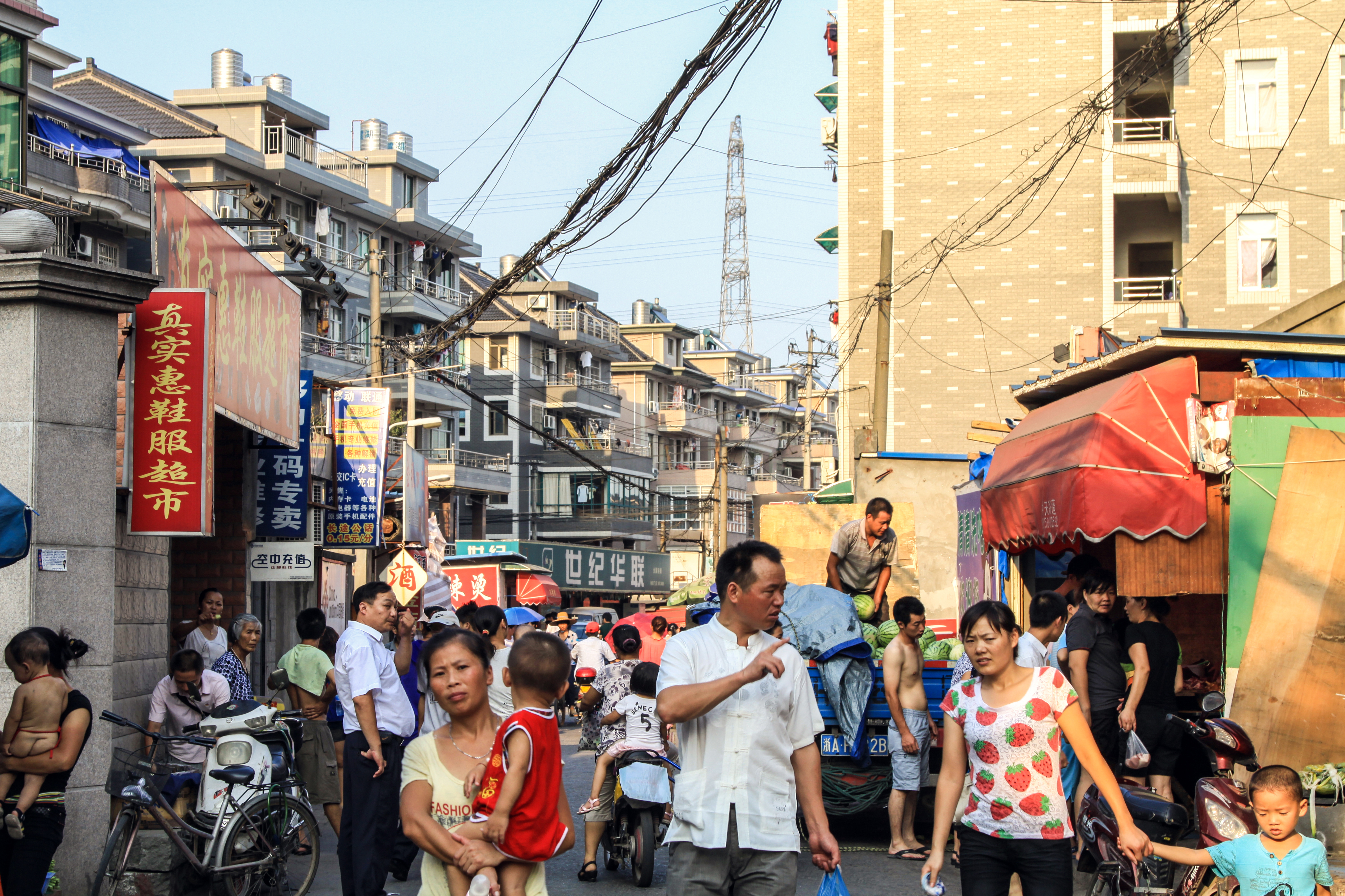 2,2013年8月16日,拆迁前康桥街道城中村全景图.