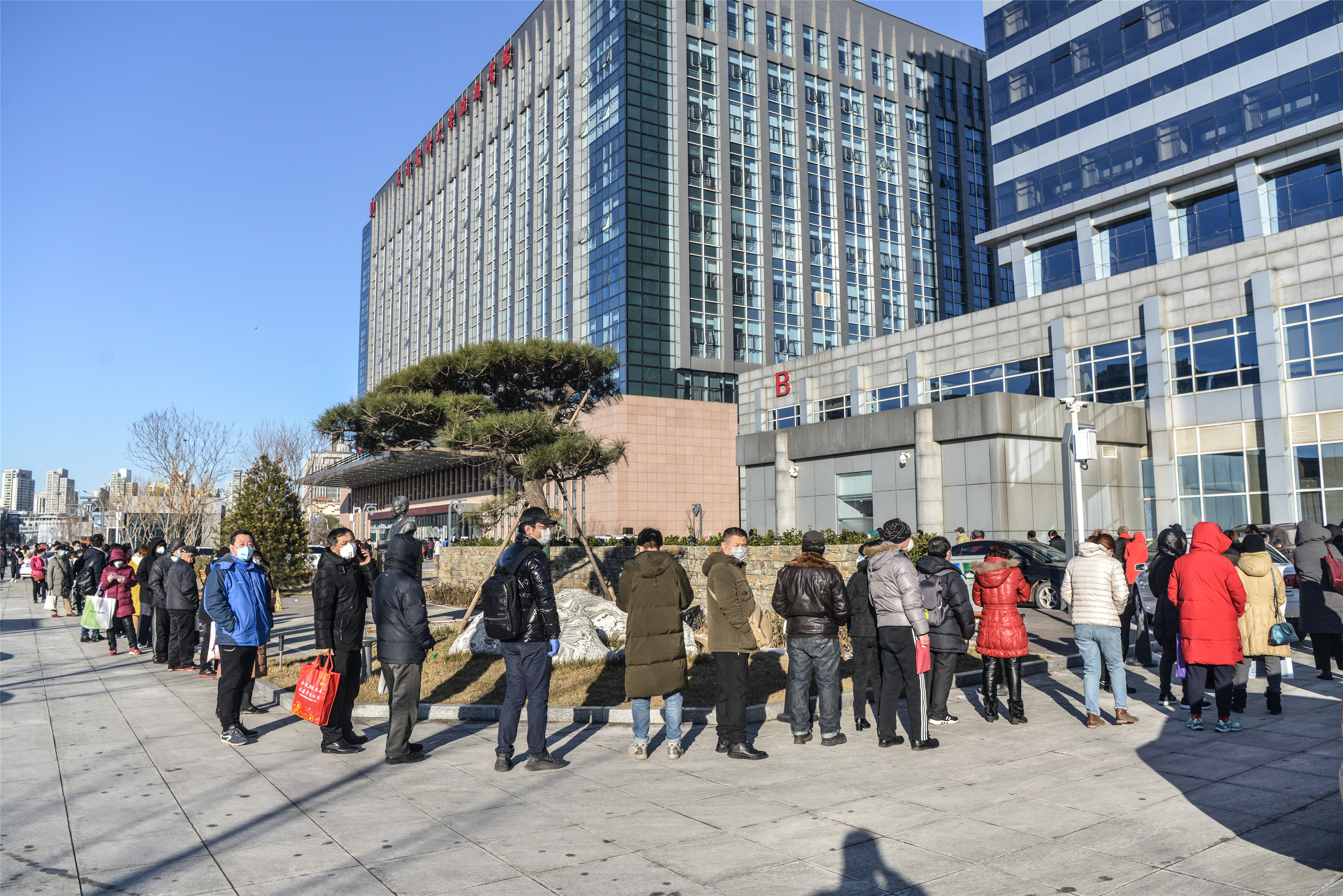 杨阳 《当我变成"我们"-医院抗疫摄影日记》 07根据要求,疫情期间医院