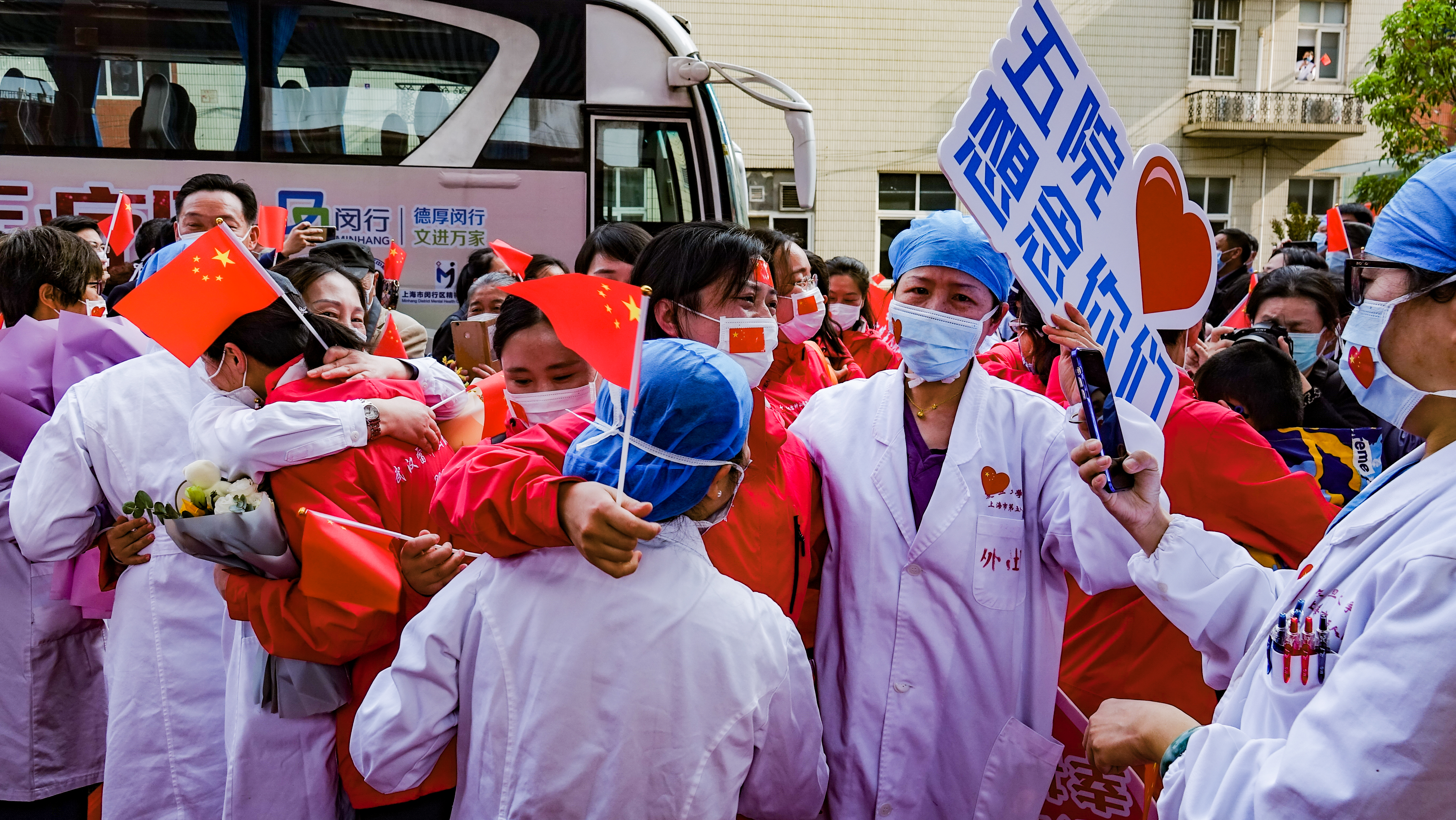相见恨晚迎接上海市第五人民医院援鄂医疗队凯旋回来
