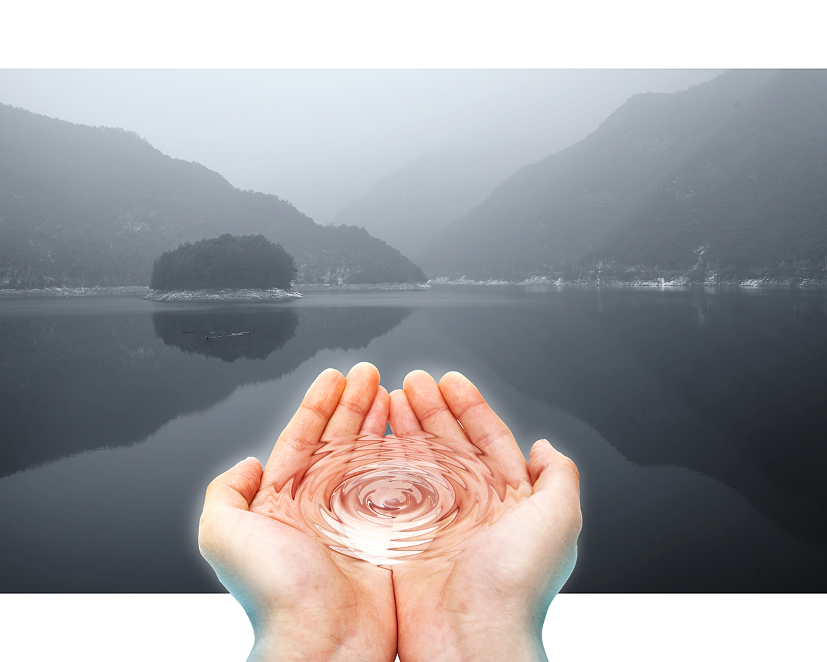 的珍贵,我将源口水库的片选取了一张,再将网上素材库里的一张捧着东西