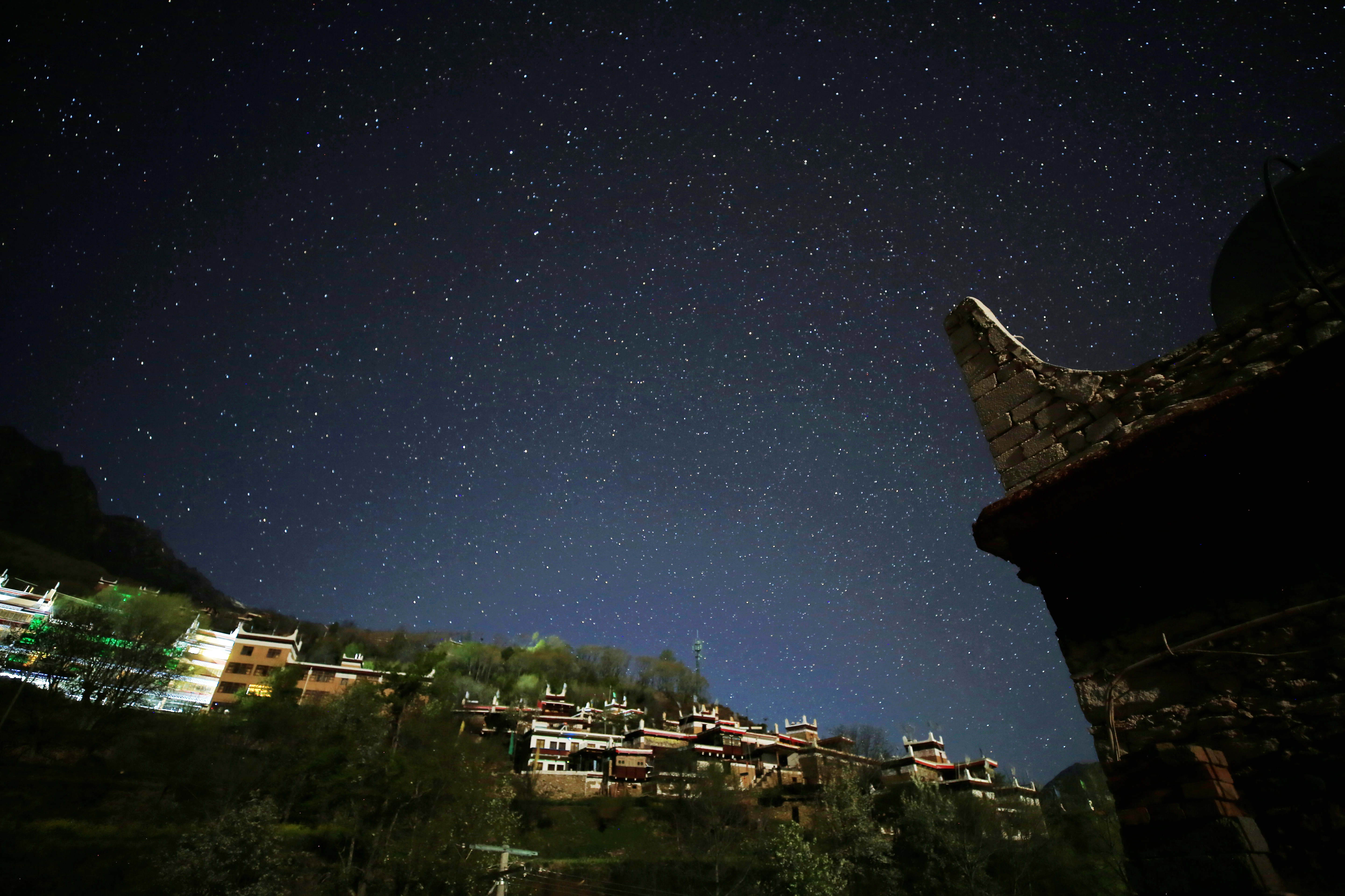 夜深人静,甲居藏寨的天空,繁星点点.