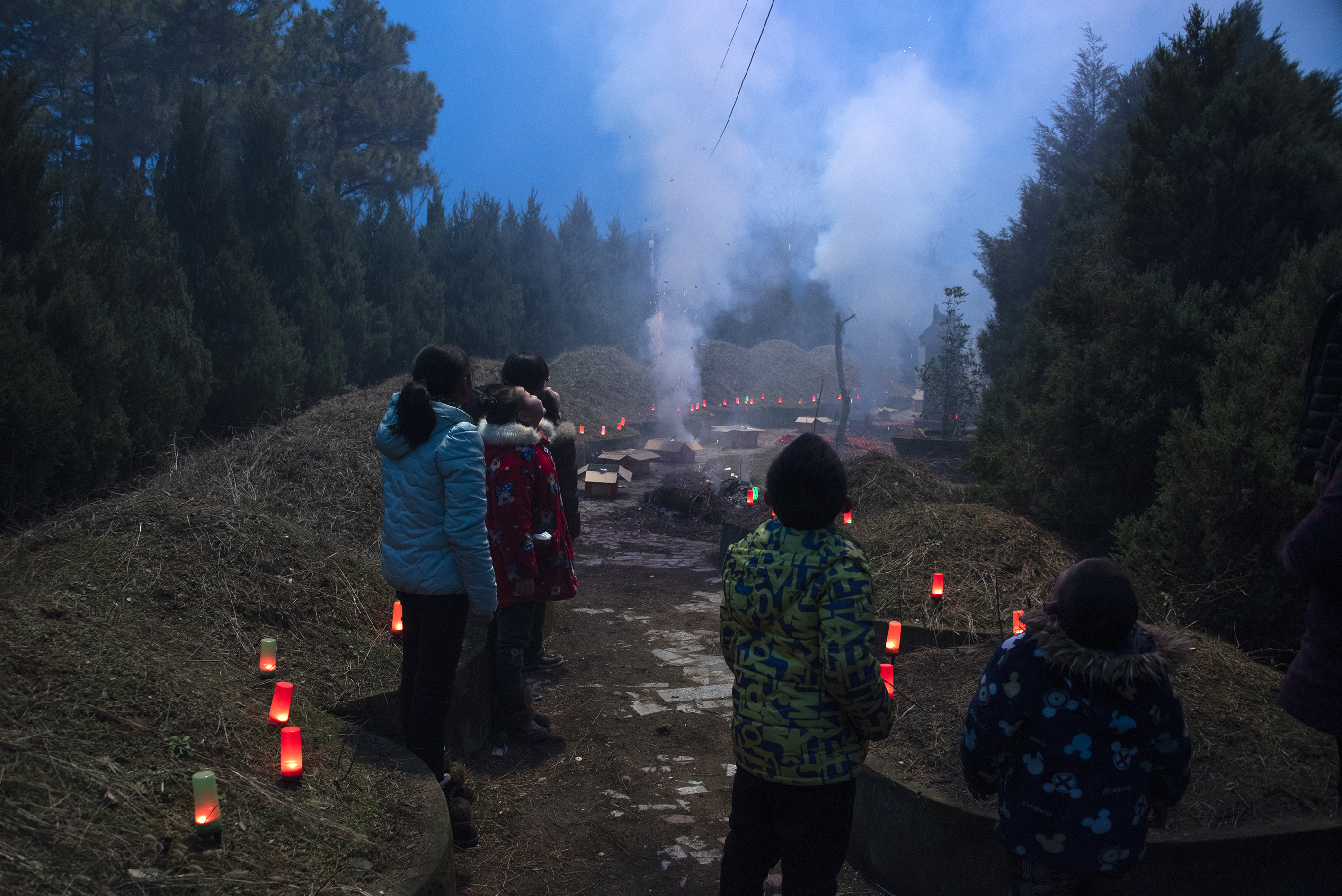 在河南信阳商城有这么个送灯的习惯:元宵节日这天,所有的家庭都送去