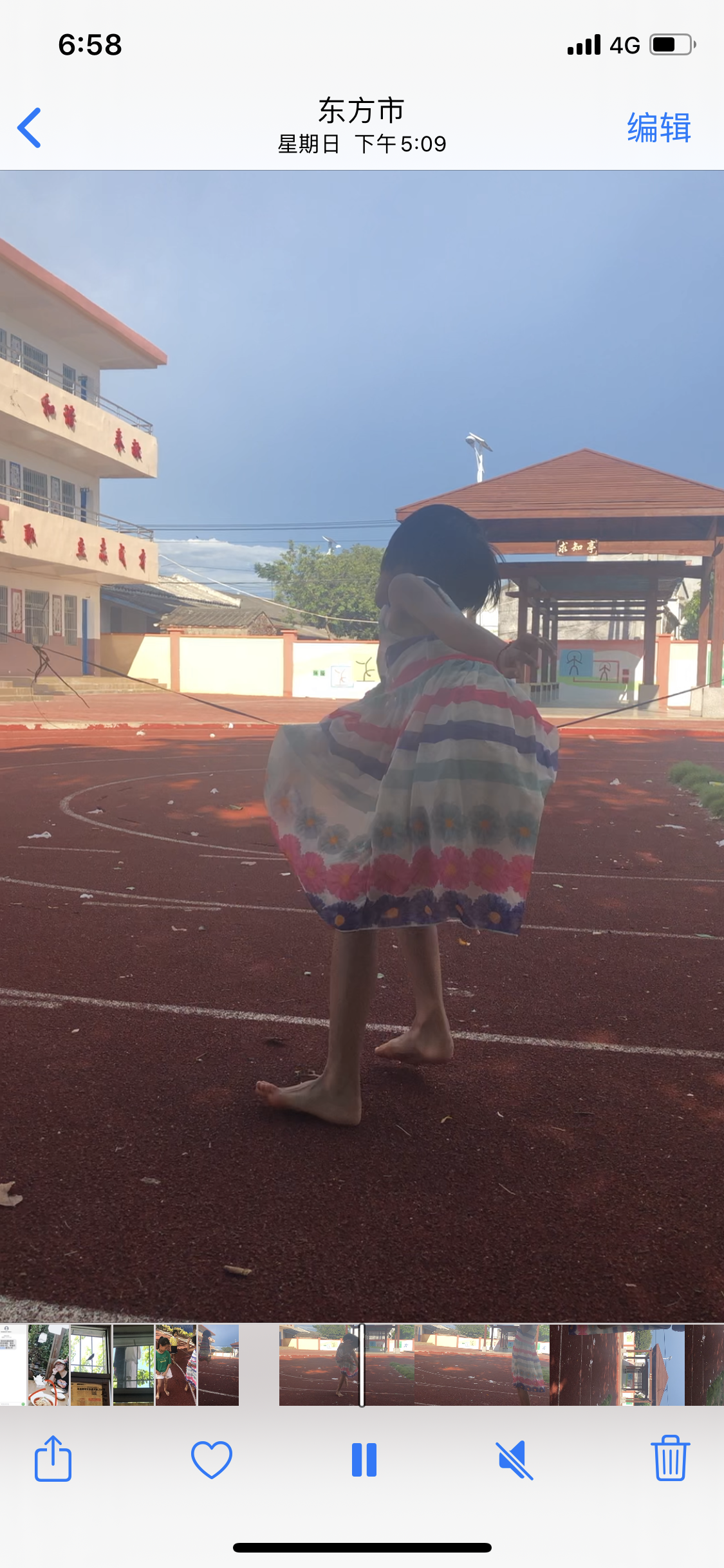 一个喜欢穿彩色裙子和翻跟头的小姑娘