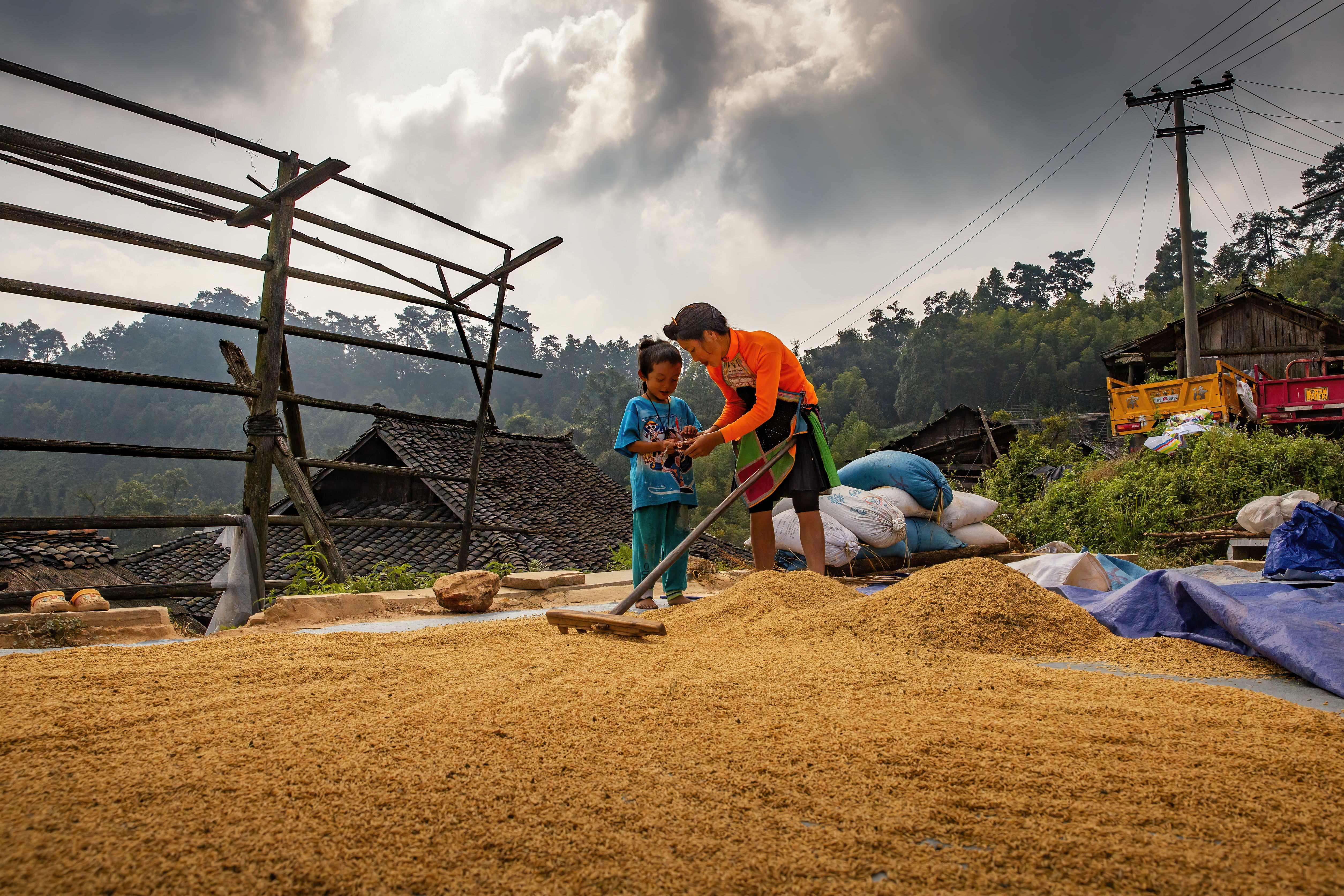 晒谷场上的母子