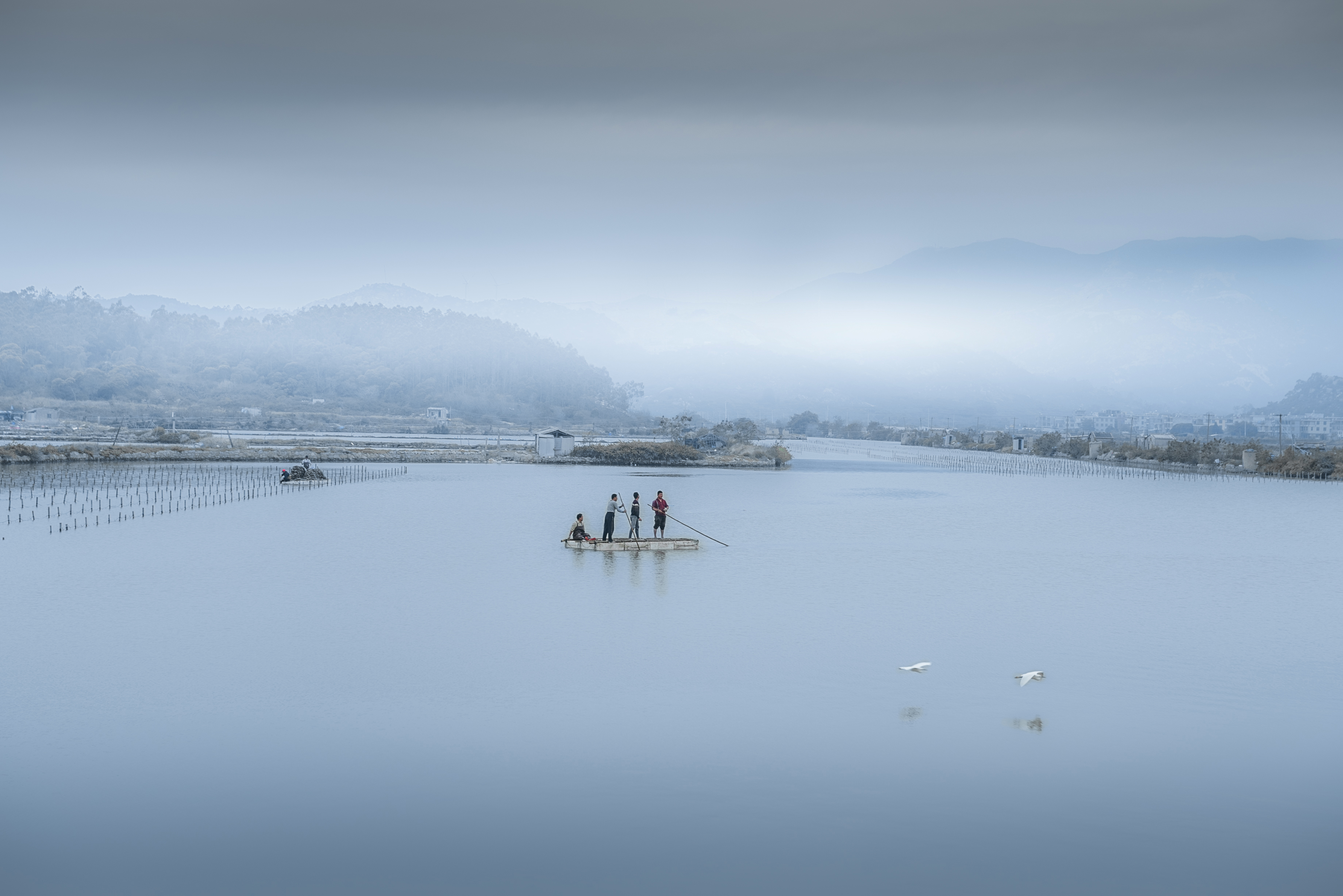 烟波浩渺孤舟行