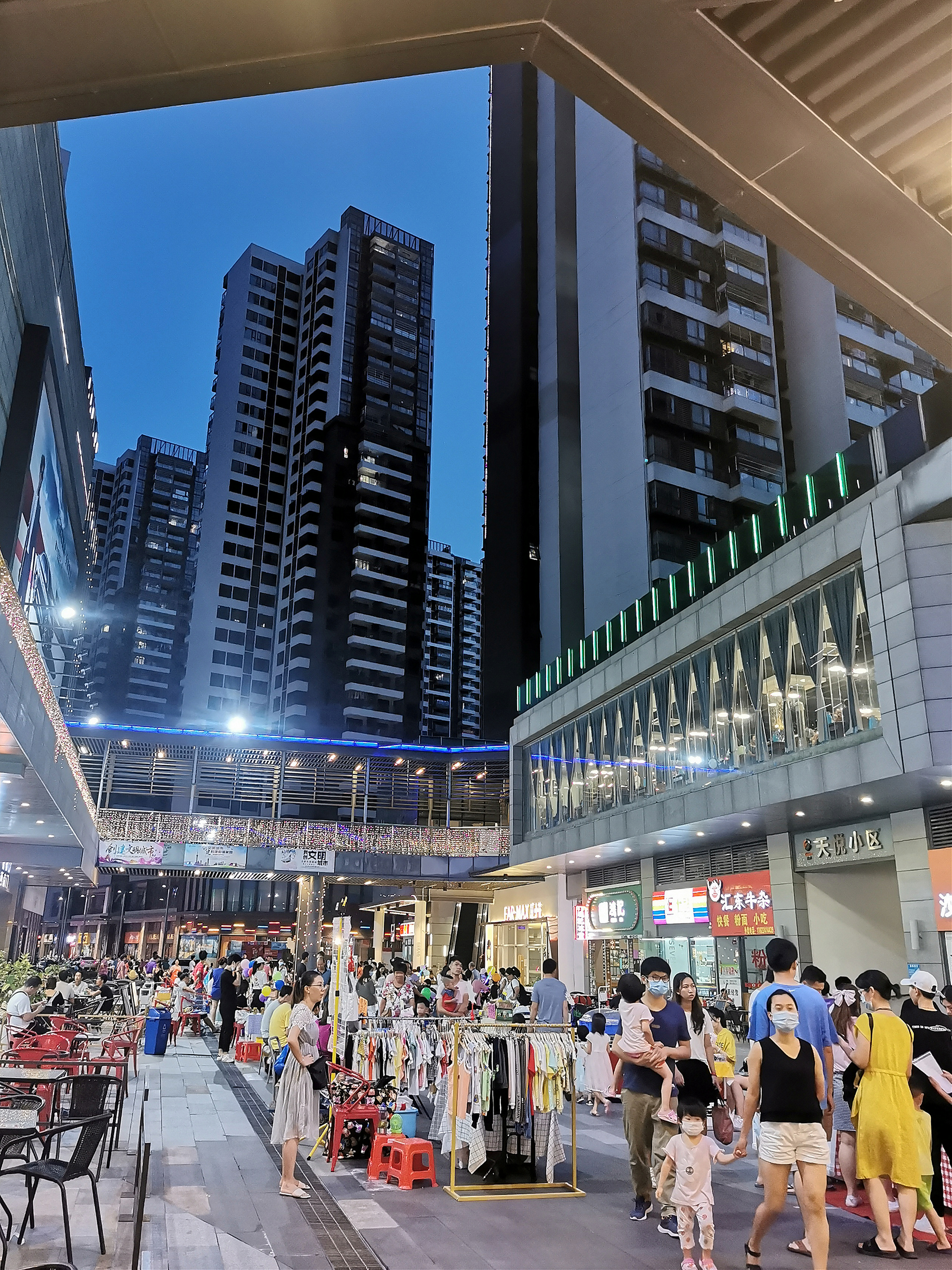 黄福豪地摊经济组照001006广东省开平市东汇城