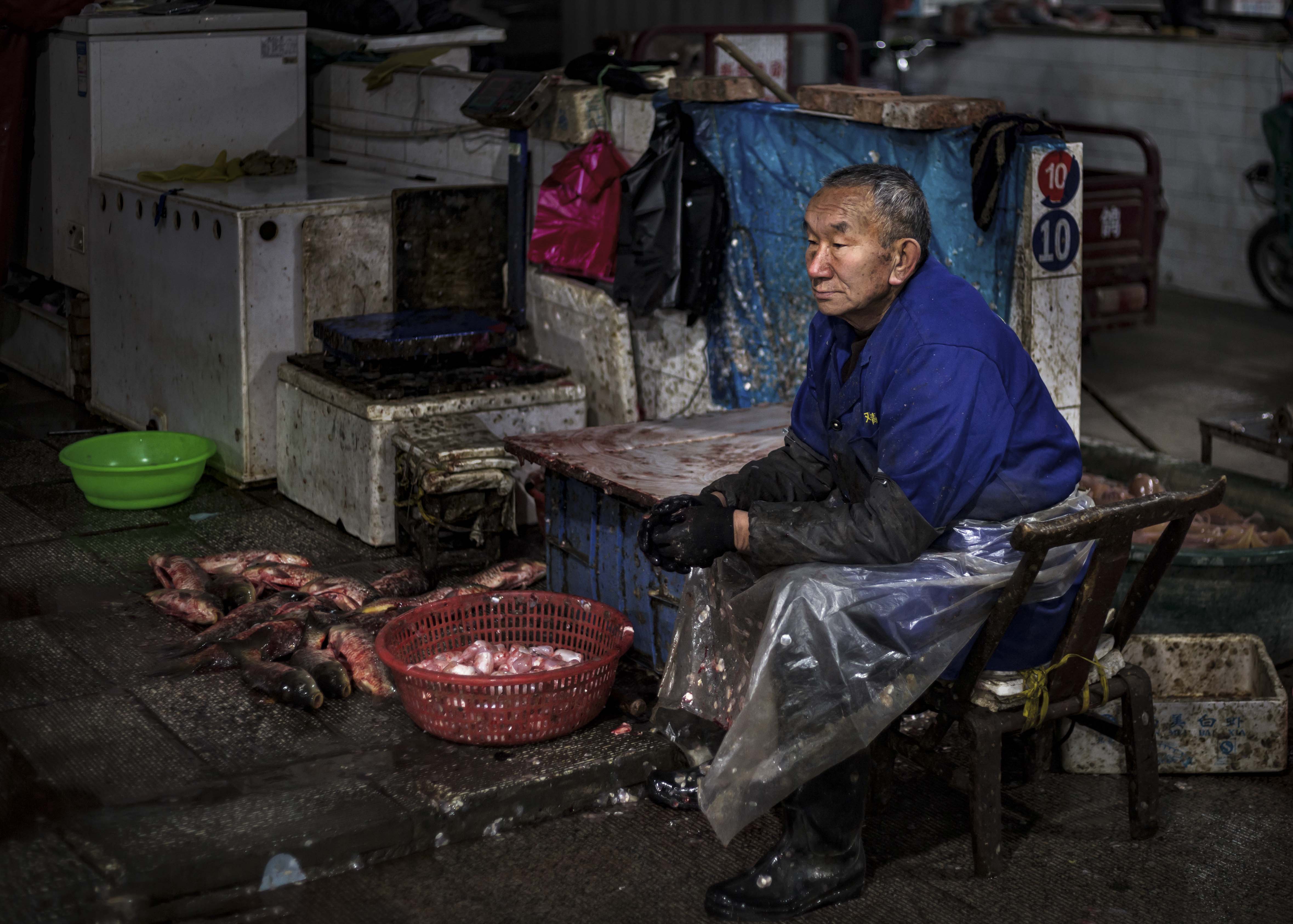 菜市场打零工的老人