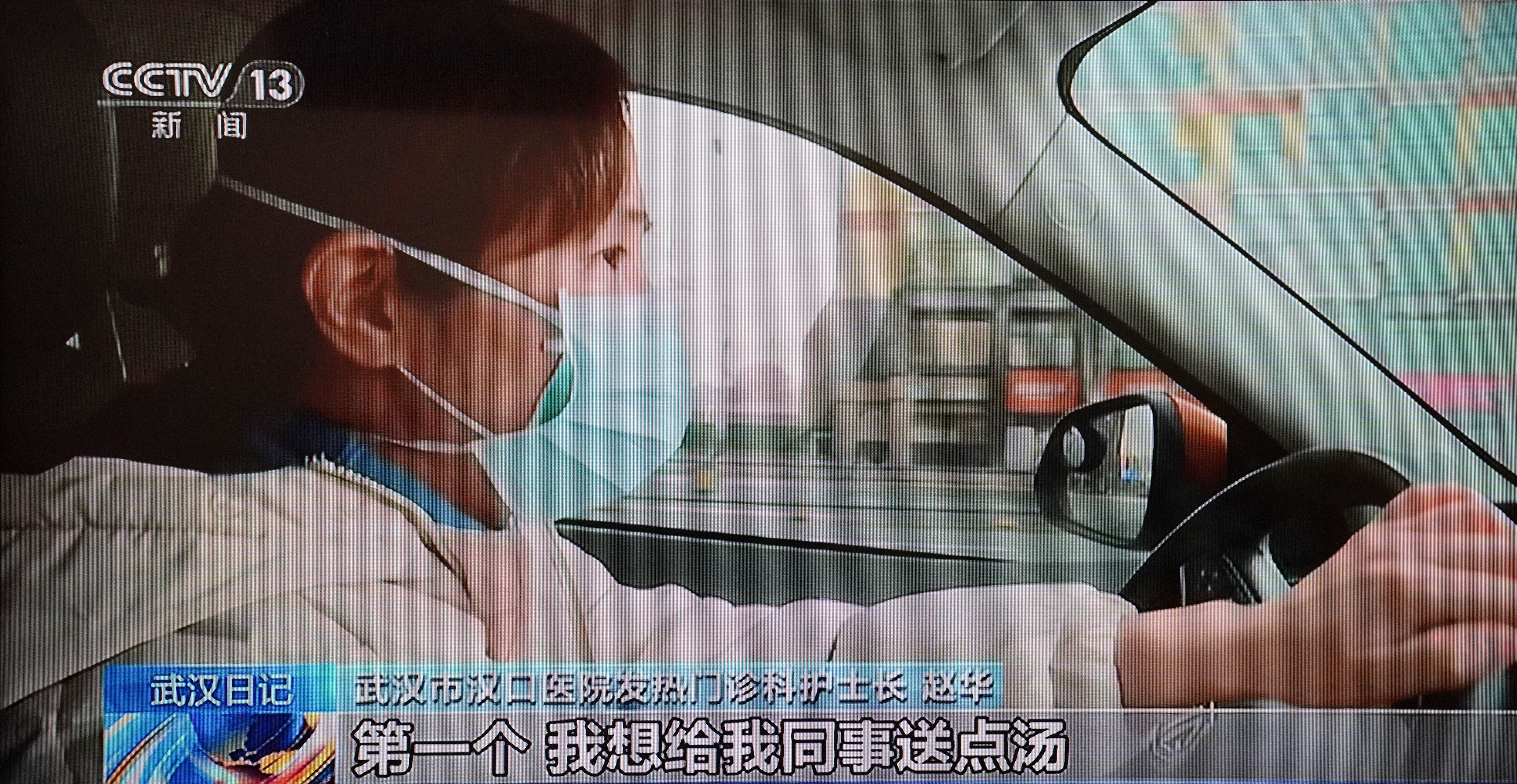 注:此诗根据武汉汉口医院护士长赵华事迹创作,以下照片为电视翻拍作品