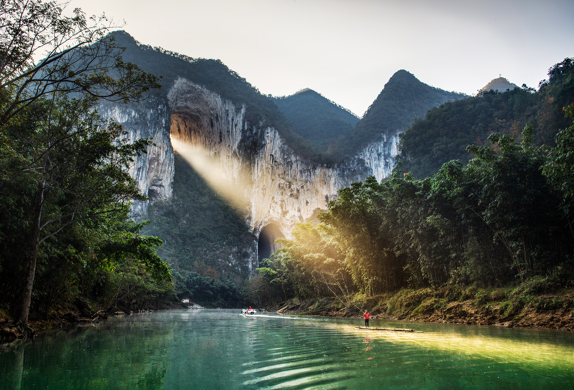 一束神光照格凸河