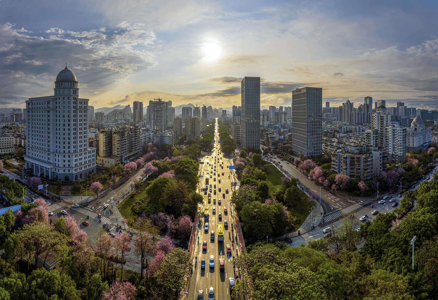投梁丽明 13978099068 航拍组 春雨刷洗紫荆城,一轮红日金塔现.jpg