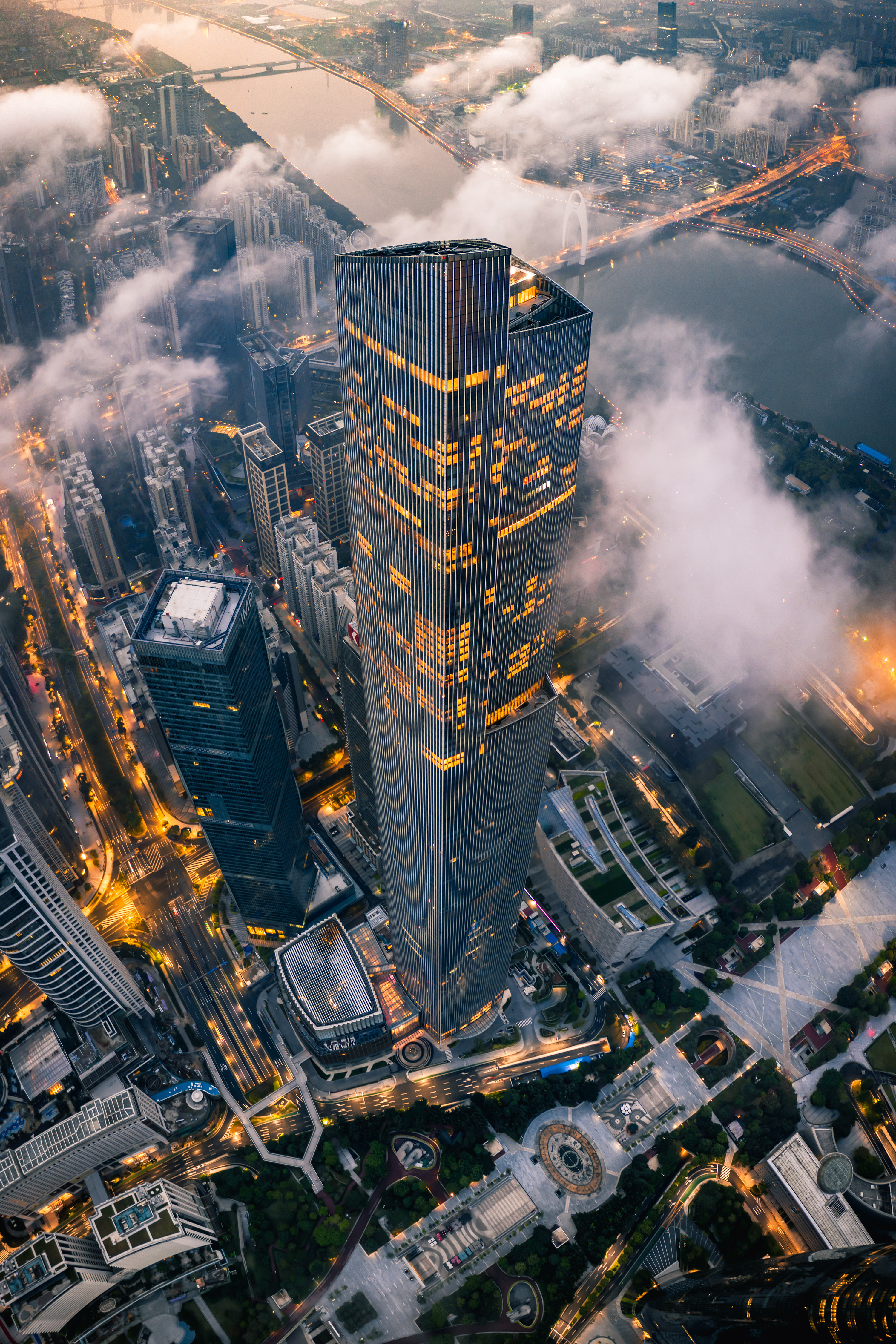 航拍航拍早上6点晨曦中的周大福金融中心.大疆mavic2pro张接片拍摄.