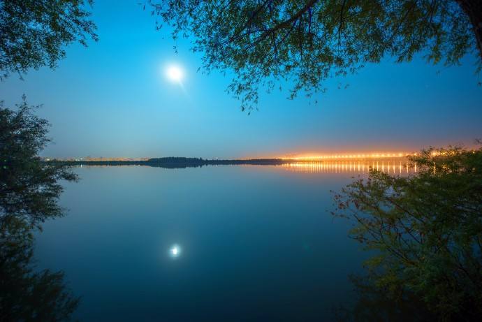 梦般常变,世事如云,明月亮如眸.萧萧苇草随风舞,淘尽众公侯.