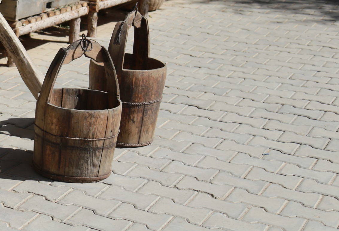 (旧时挑水用的木桶)一