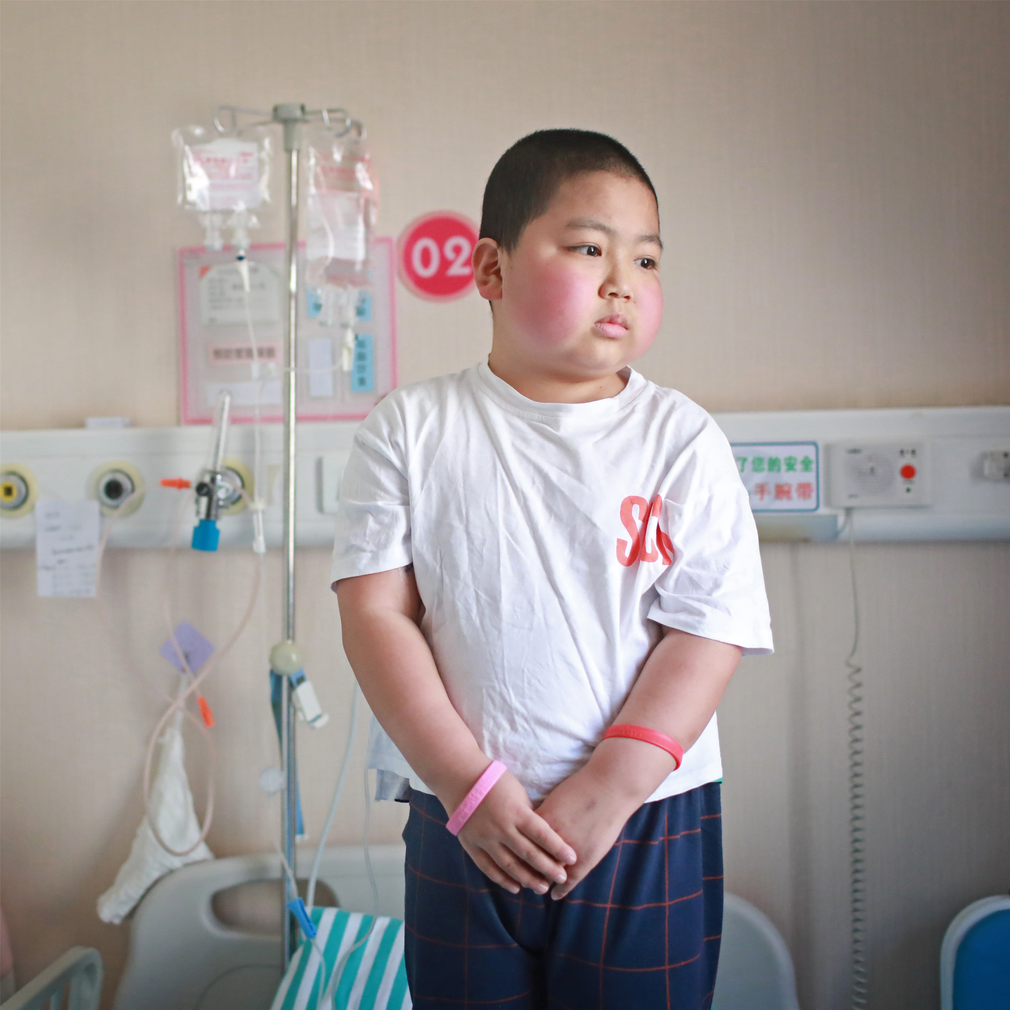 在一个爱心机构提供的免费宿舍里住了下来,儿子在那里靠便宜的口服