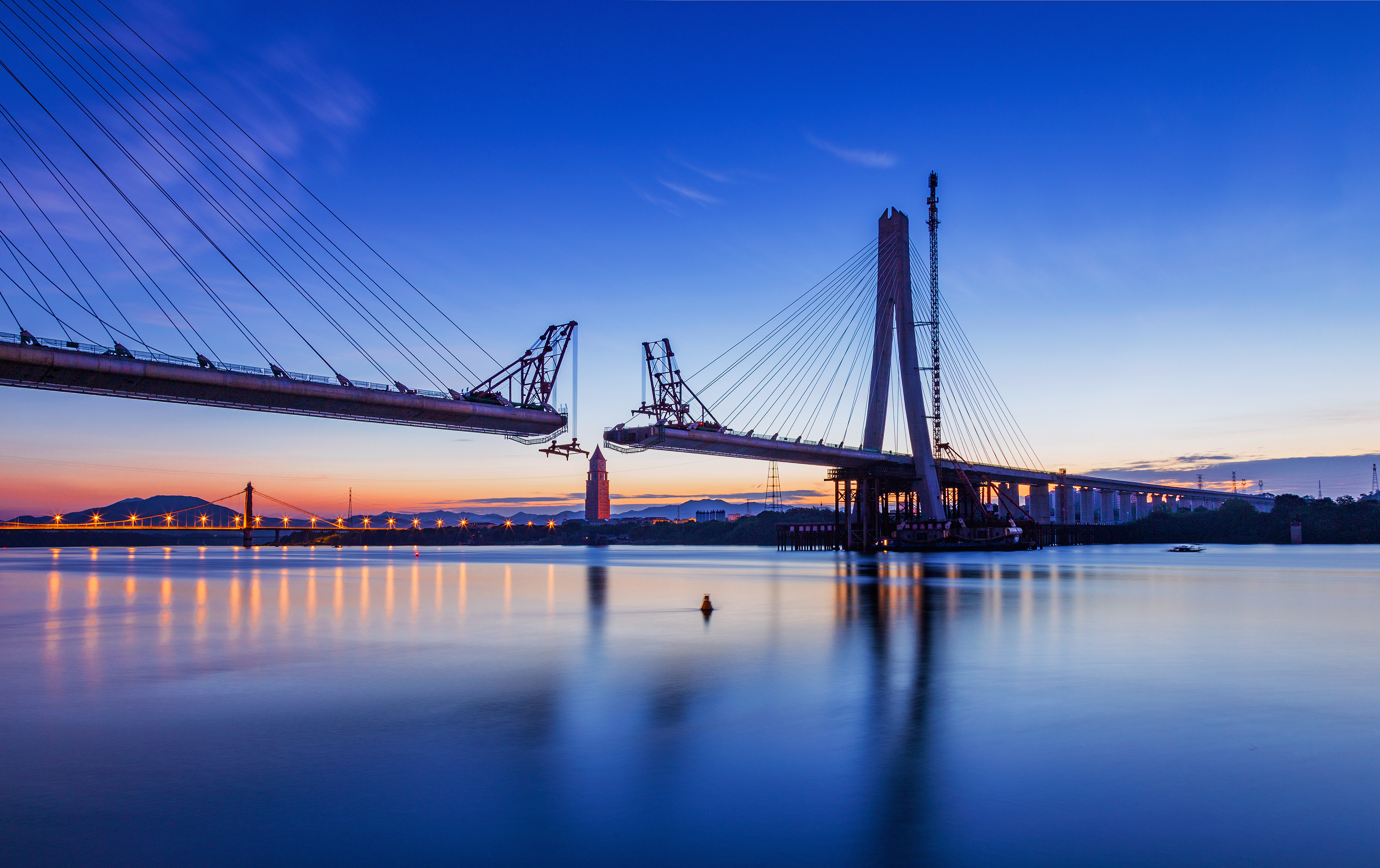 2018年7月24日摄于江西赣州章贡区昌吉赣高铁赣江特大桥,晨曦下的高铁