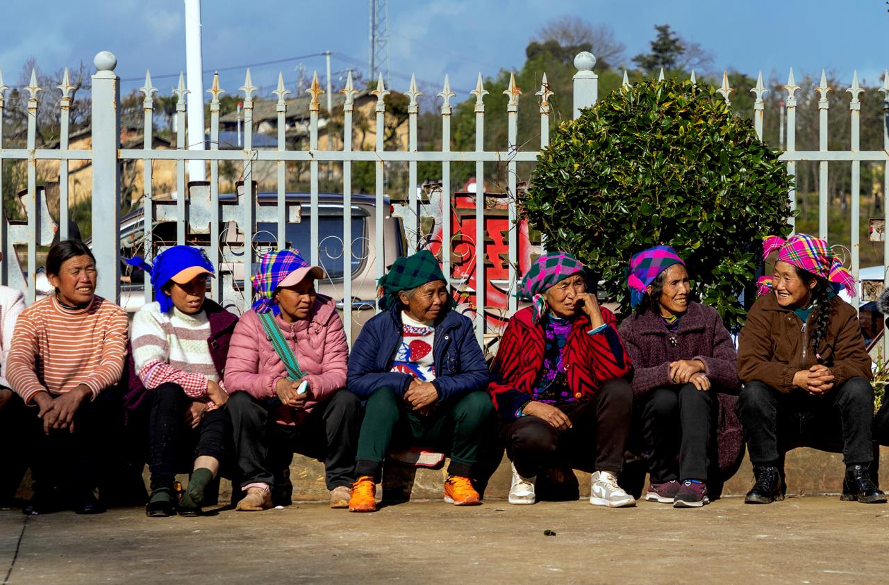 晒太阳的农村老人