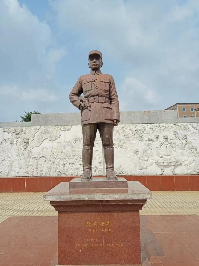 为纪念南路人民抗日武装起义壮举和抗日爱国将领张炎将军,吴川市人民