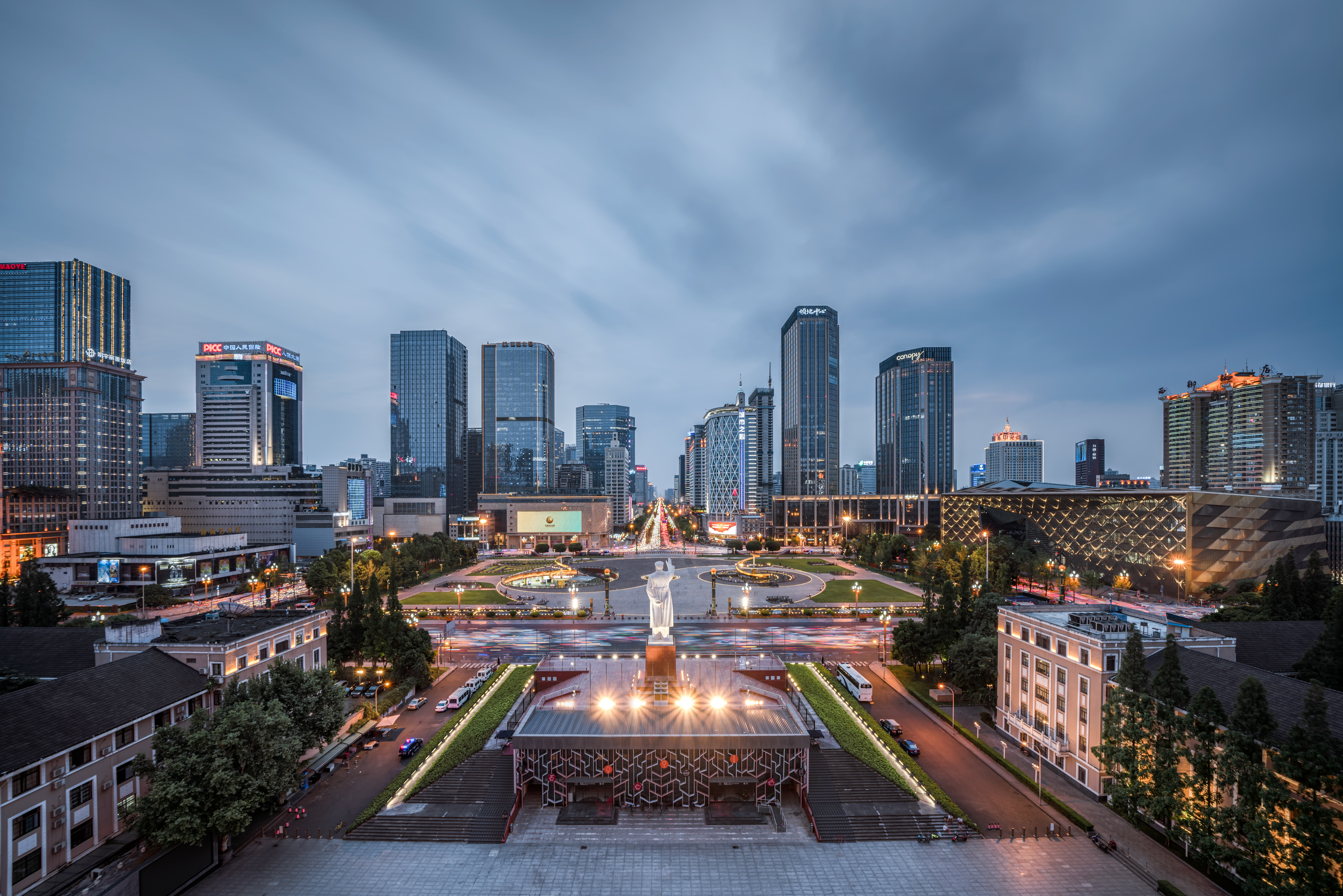 四川省科技馆楼上拍摄的成都天府广场中轴线.