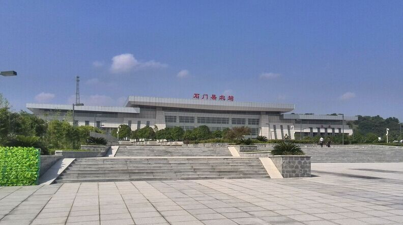 一路上踏着天籁之音到了小城东站,我便上了车.