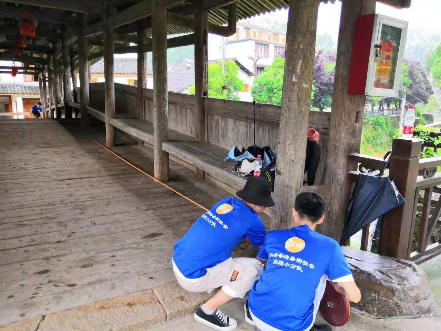 东坑镇队员测量古桥数据 (2).jpg